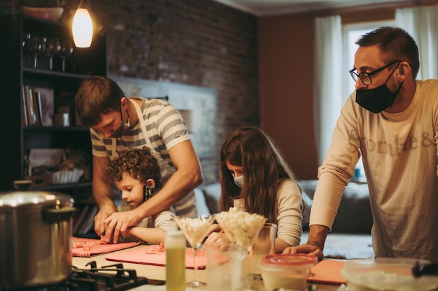 Papa und kinder kochen pasta bei einem meisterkurs in gastronomie