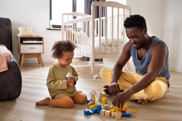 Papa verbringt Zeit mit seinem schwarzen Baby