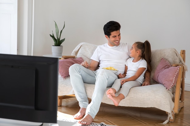 Papa verbringt Zeit mit seiner Tochter