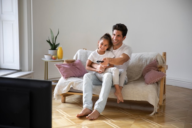 Papa verbringt Zeit mit seiner Tochter