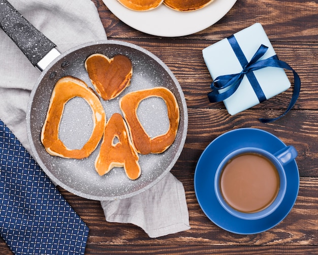 Papa Wort in Brot Brötchen und Kaffee geschrieben