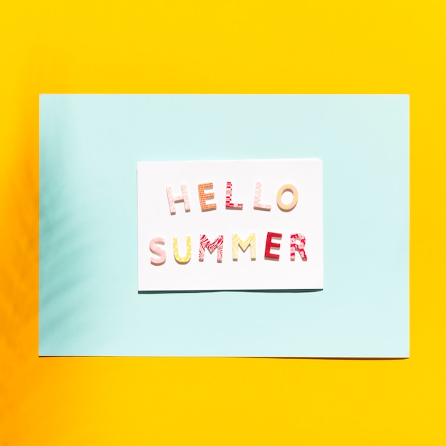 Papier mit Inschrift auf Hallo Sommer