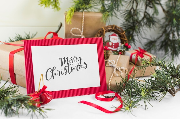 Papier mit Inschrift der frohen Weihnachten