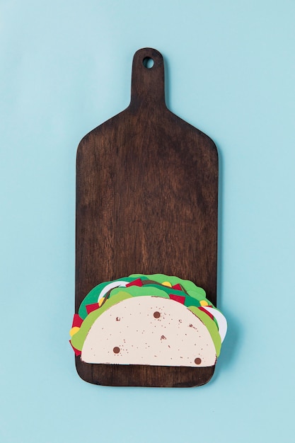 Papier Taco auf Holzbrett Draufsicht