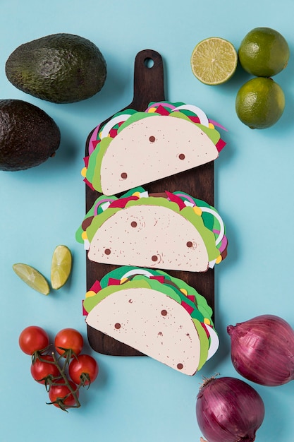 Papier Tacos von oben auf Holzbrett