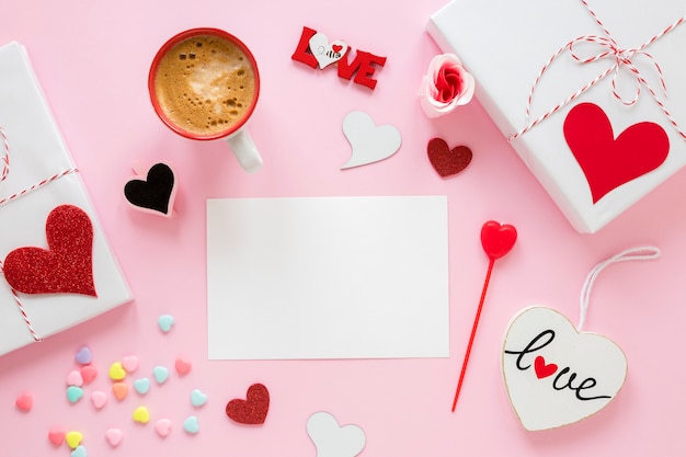 Papier zum Valentinstag mit Kaffee und Geschenk