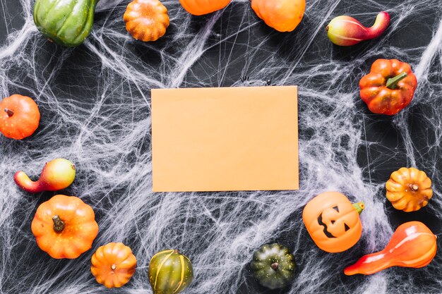 Papierblatt mit Halloween-Dekoration auf Plastikgewebe