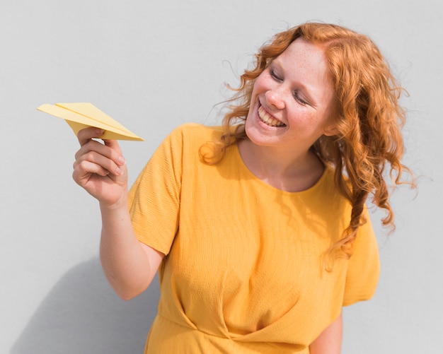 Papierflugzeug und Smiley-Frau