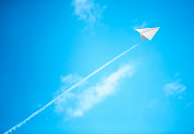 Kostenloses Foto papierflugzeuge im blauen himmel