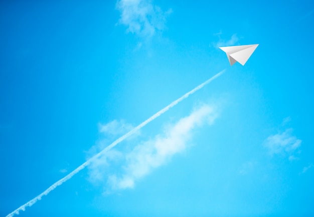 Papierflugzeuge im blauen Himmel