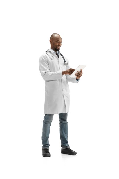 Papierkram. Afroamerikanischer Arzt isoliert auf weißem, beruflichem Beruf.