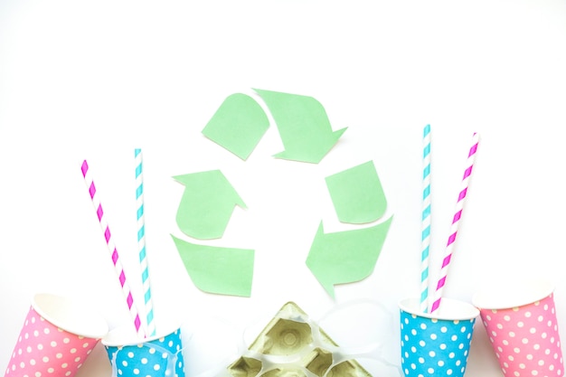 Papiermüll mit Recycling-Symbol