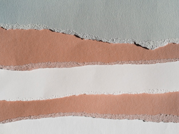 Papierschichten mit zerrissenen Kanten