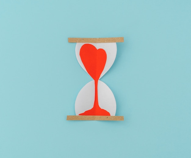 Papierschnitt der Herzen in Sand Clock.
