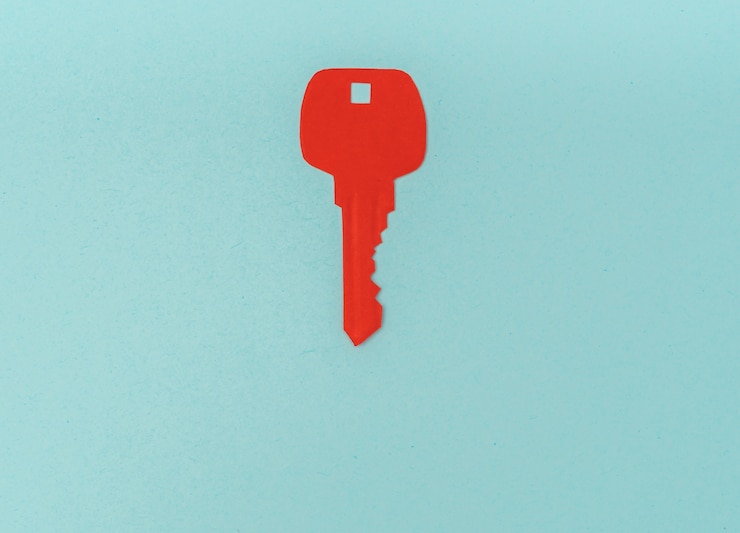 Kostenlose Foto papierschnitt von key für herz als symbol der liebe.