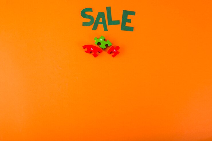 Kostenlose Foto papierverkaufsaufschrift auf orange hintergrund