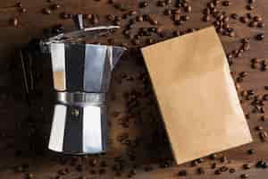 Kostenloses Foto papierverpackung und geysir-kaffeemaschine