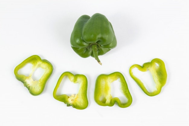 Paprika frisch grün und auf weißem Boden geschnitten