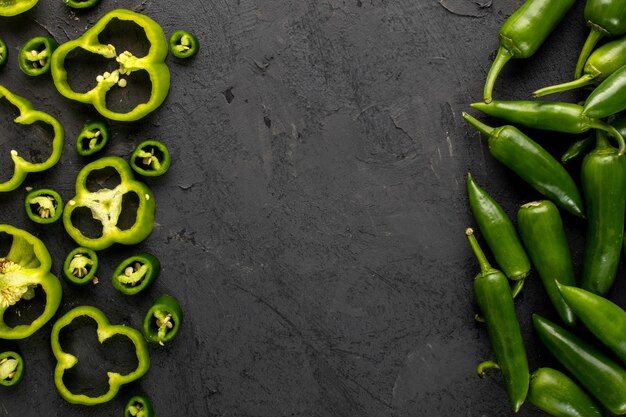 Paprika grüner frisch geschnittener und würziger grüner Pfeffer auf grauem Hintergrund