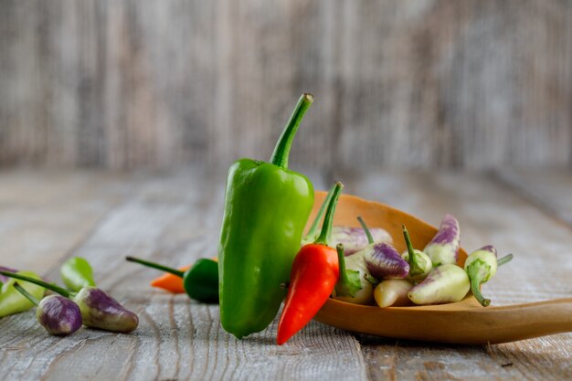 Paprika in einem Holzlöffel auf einem Holz.