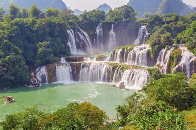 Paradies im Freien Bach asiatischen Küste Wasserfall