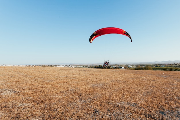 Paragliding am Himmel mit Menschenkraft