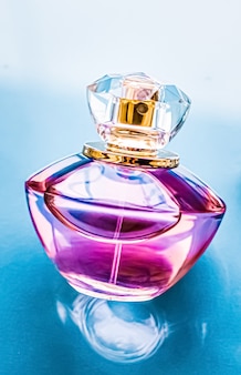 Parfümflakon auf glänzendem hintergrund süßer blumenduft glamour-duft und eau de parfum als feiertag...