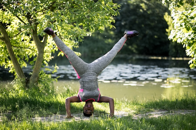 Park Asanas Gras Liebe Lust Lächeln