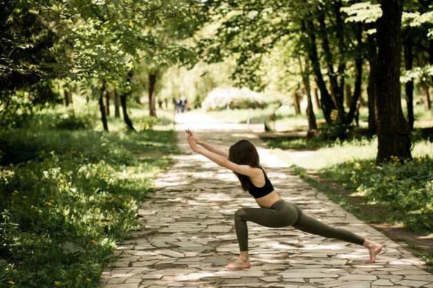 Kostenloses Foto park lebensstil yoga morgen mädchen