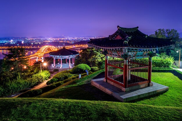 Park und Banghwa-Brücke in der Nacht, Korea