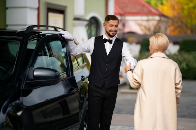 Parkwächter bei seinem Job mit Fahrzeug und Frau