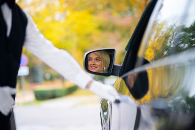 Parkwächter hilft Frau beim Parken ihres Autos