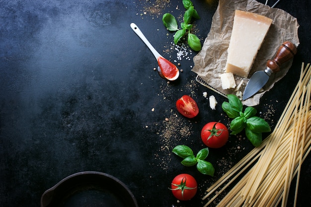 Kostenloses Foto parmesan pasta-rezept mit einem stück käse und rohen nudeln und anderen zutaten