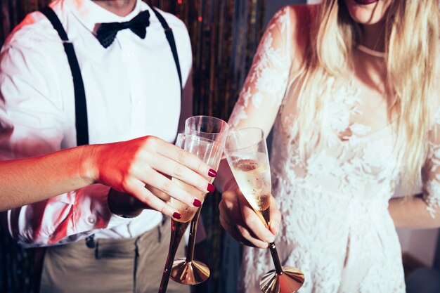 Parteikonzept des neuen Jahres mit den Paaren, die Gläser halten