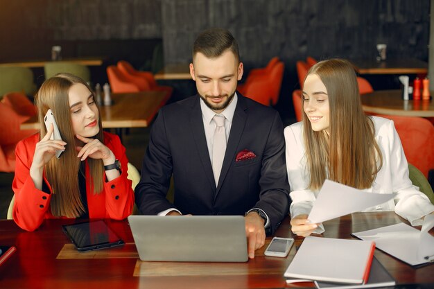 Partner, die am Tisch sitzen und in einem Café arbeiten