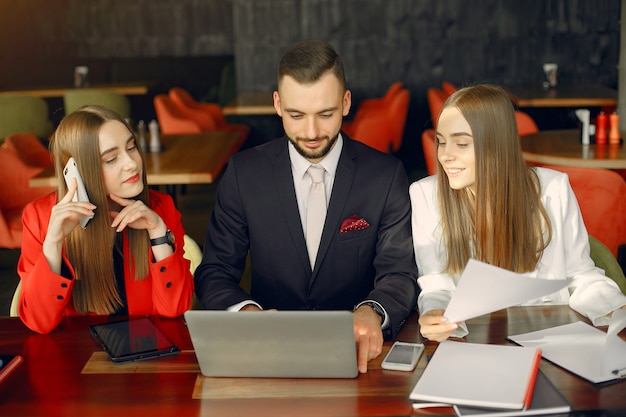 Partner, die am Tisch sitzen und in einem Café arbeiten