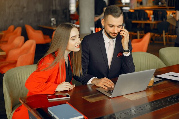 Partner, die am Tisch sitzen und in einem Café arbeiten