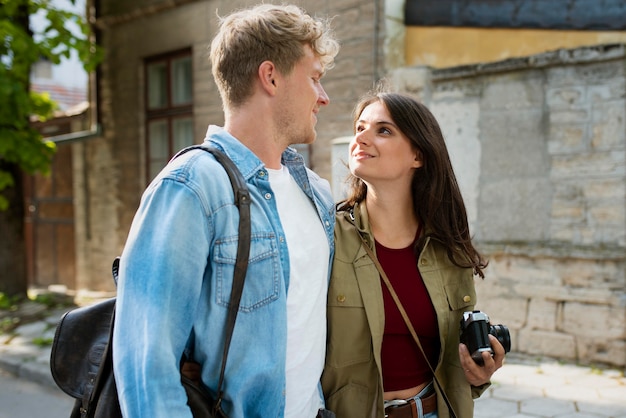 Partner, die sich mit mittlerer Einstellung ansehen