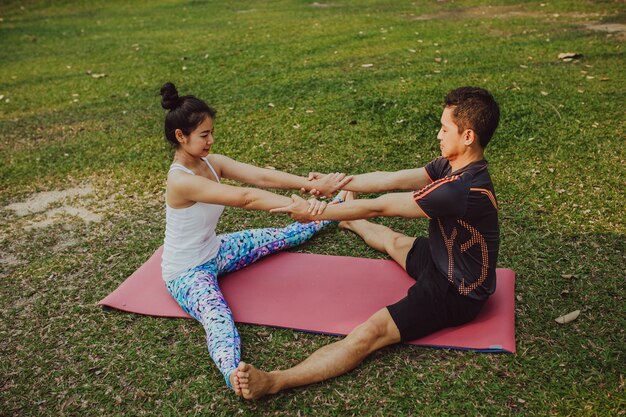 Kostenloses Foto partner genießen yoga im park