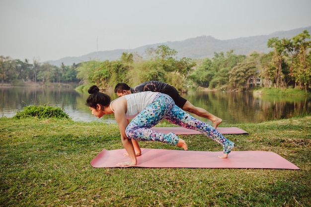 Kostenloses Foto partner schwitzen mit yoga in der natur