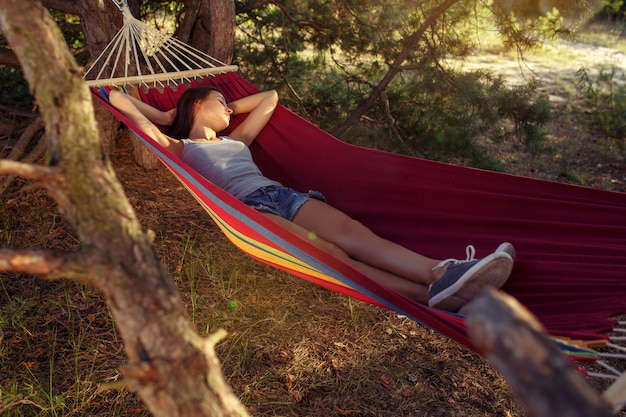 Party, Camping. Frau, die am Wald schläft. Sie entspannt sich