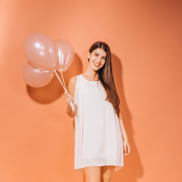 Kostenloses Foto party-girl posiert mit ballons