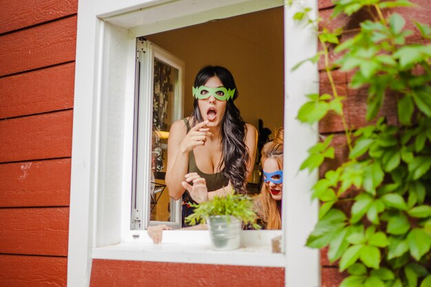 Party Mädchen am Fenster