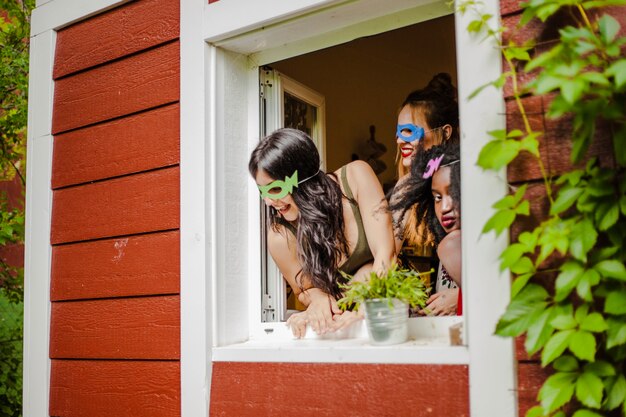 Party Mädchen suchen am Fenster