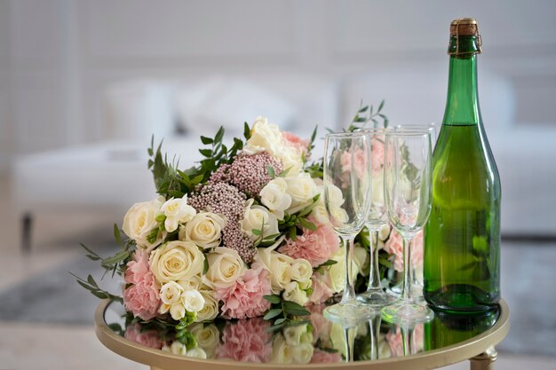 Partyarrangement mit Blumen und Flasche