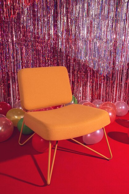 Partydekoration mit Stuhl und Luftballons