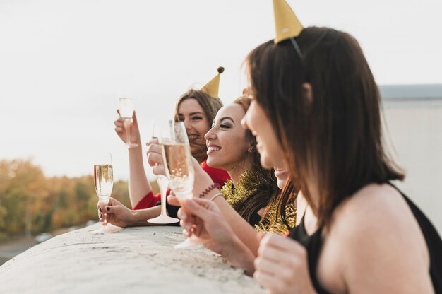 Partygirls, die sich über die Aussicht vom Dach wundern