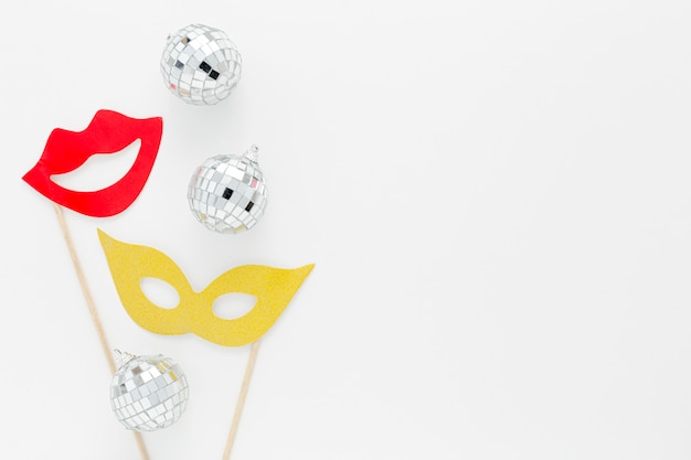 Kostenloses Foto partymaske mit silbernen globen