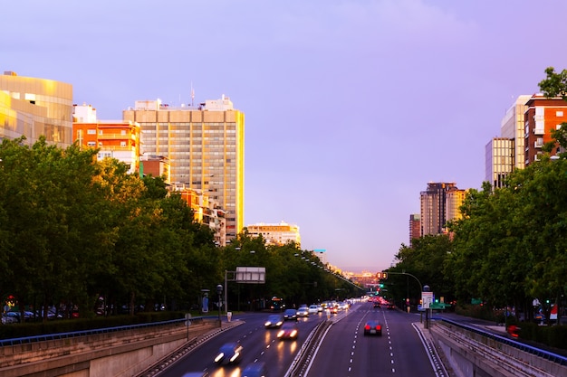 Paseo de la Castellana im Sonnenuntergang Zeit. Madrid