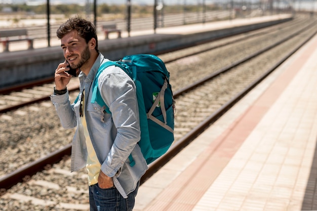 Passagier auf der Suche nach Zug